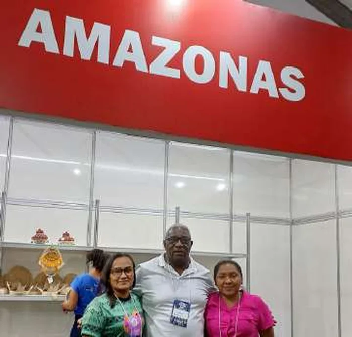 Estande da feira Arte Santo, em Vitória, com artesãos de vários estados