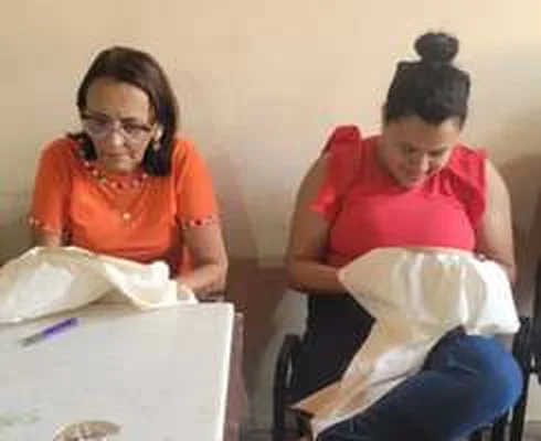 Brinquedos artesanais produzidos por artesãs da ART PEN