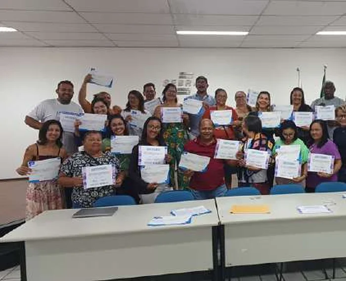 Artesãos reunidos na entrega das carteiras de artesão em Arapiraca