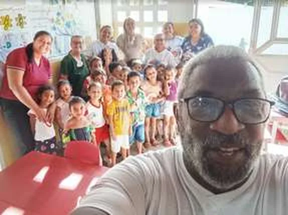 Crianças participando de atividade da ART PEN em escola