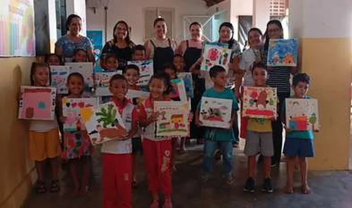 Crianças em oficina de artesanato realizada em escola