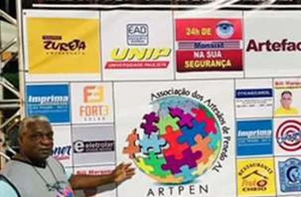 Peças de artesanato expostas sobre a mesa da banca