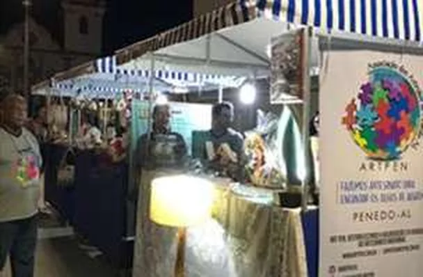 Expositora em sua banca na feira de artesanato