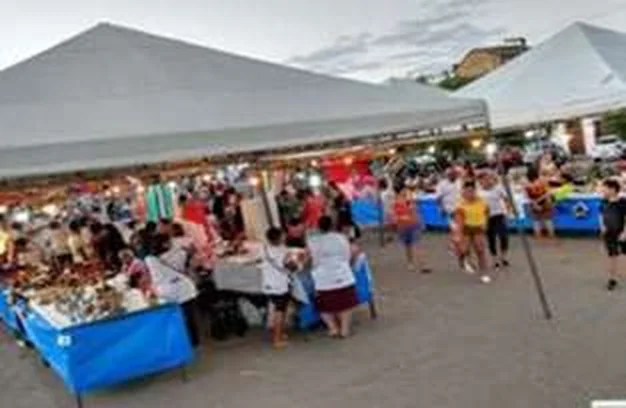 Tendas da feira de artesanato na Praça Comendador Peixoto, com público entre as bancas