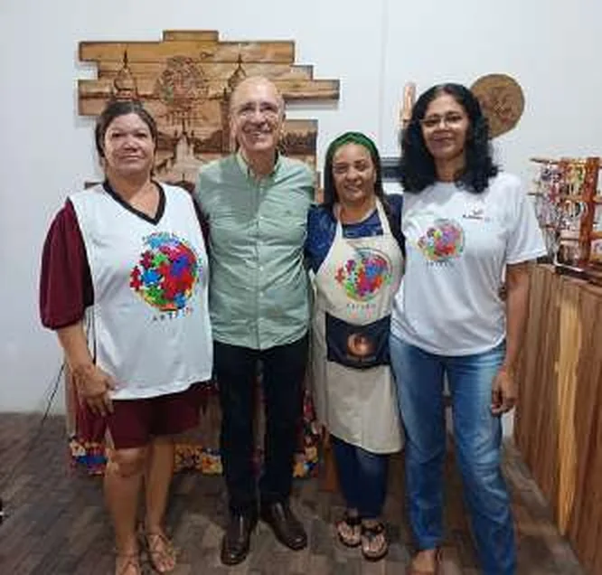 Artesãos e equipe reunidos em feira de intercâmbio cultural