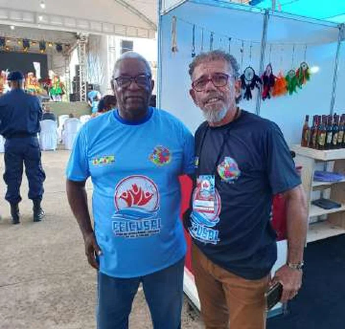Pavilhão de feira de intercâmbio cultural com estandes de artesanato