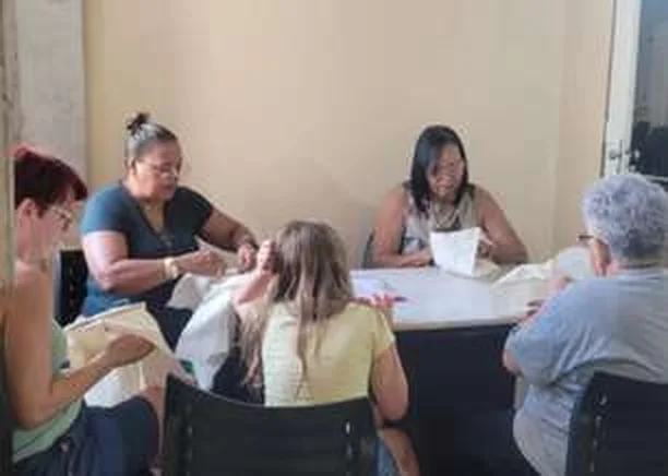 Mulheres bordando durante o curso de bordado da ART PEN