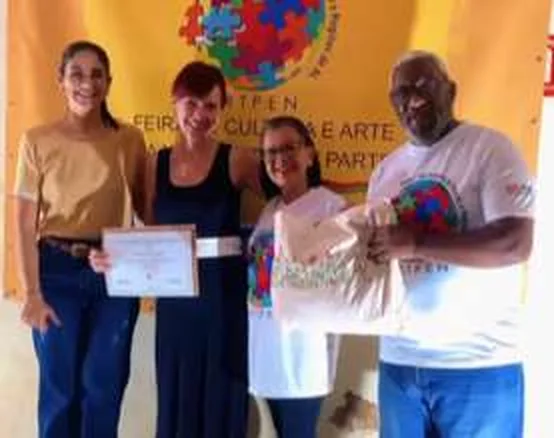 Participantes da oficina de ponto livre trabalhando com tecido