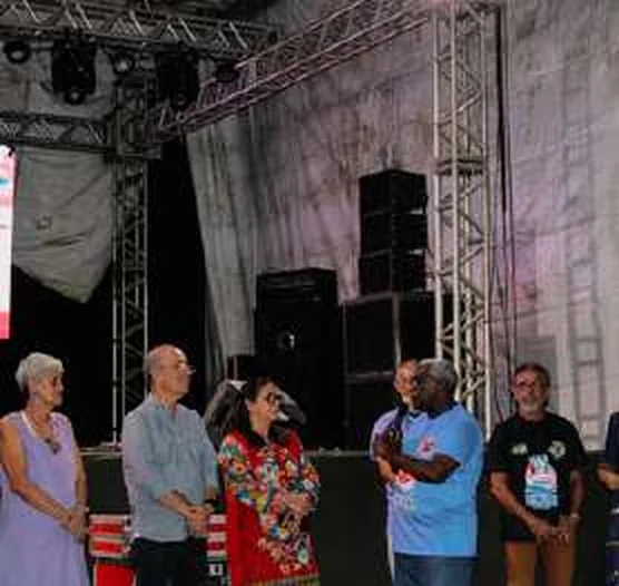 Público e apresentação cultural em palco montado para evento