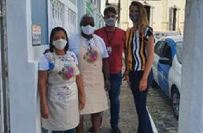 Equipe da ART PEN em frente à sede e loja, no Centro Histórico de Penedo