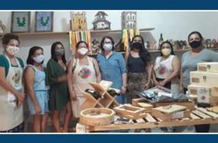 Artesãos da ART PEN reunidos em frente a uma igreja no Centro Histórico